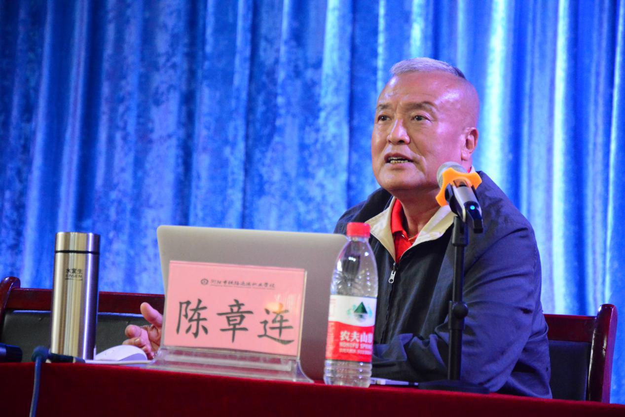 名譽(yù)校長(zhǎng)陳章連蒞臨我校講學(xué)